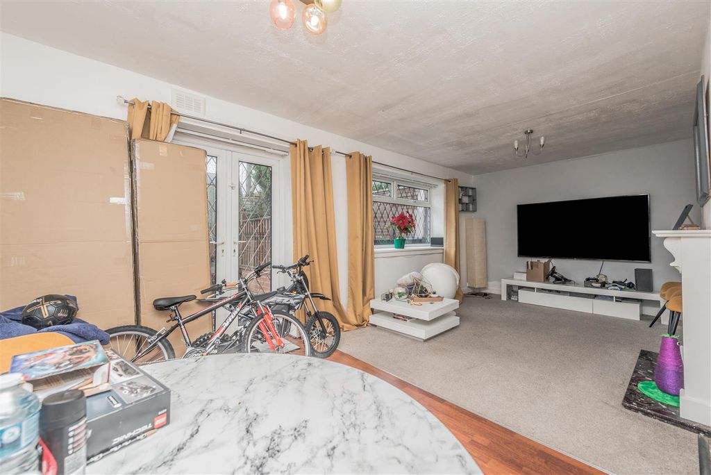 Property photo 2 of 21 Living Room / Dining Room: