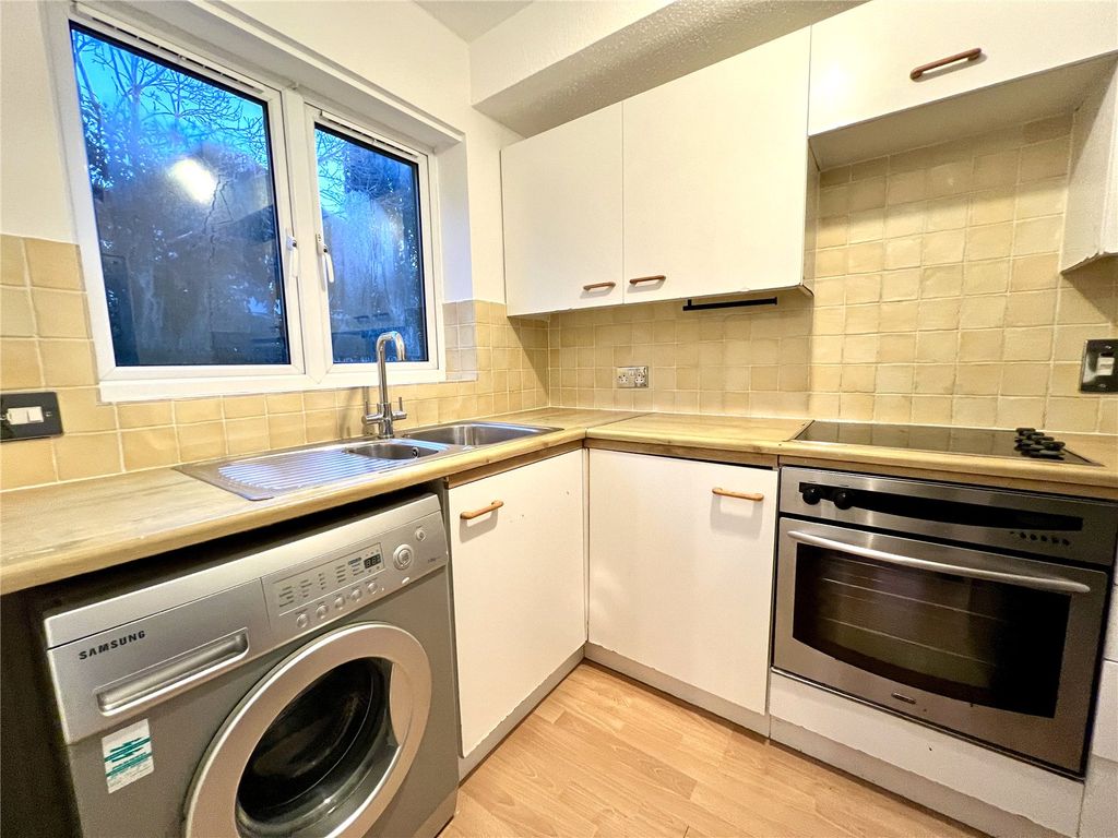 Property photo 3 of 10 Kitchen