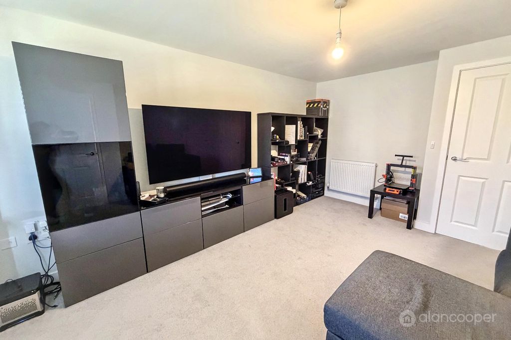 Property photo 3 of 14 5696343