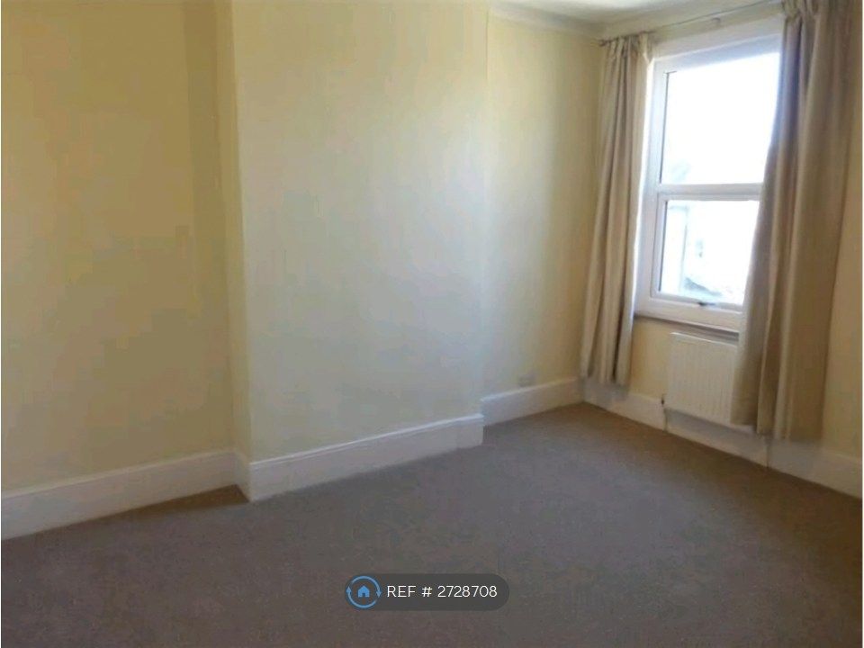 Property photo 3 of 6 Generous Bedroom