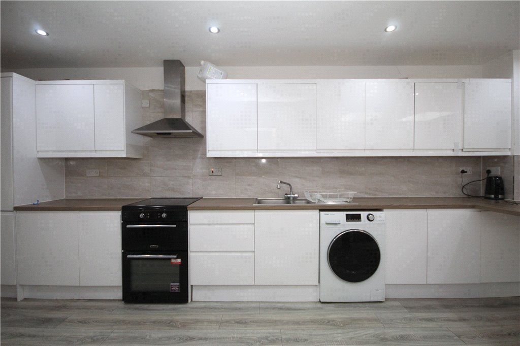 Property photo 3 of 10 Kitchen