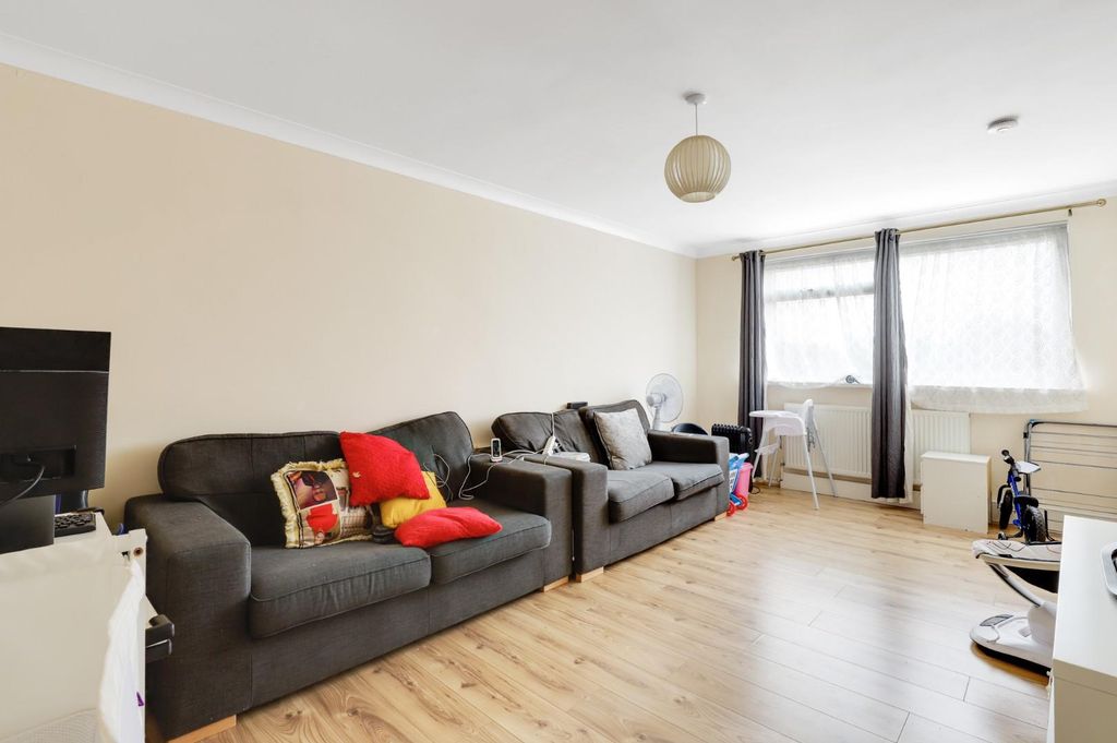 Property photo 2 of 9 15-c6c4Jhpropwpen - 26 Benwick Court - 13.Jpg