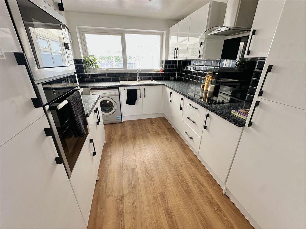 Property photo 3 of 17 Kitchen