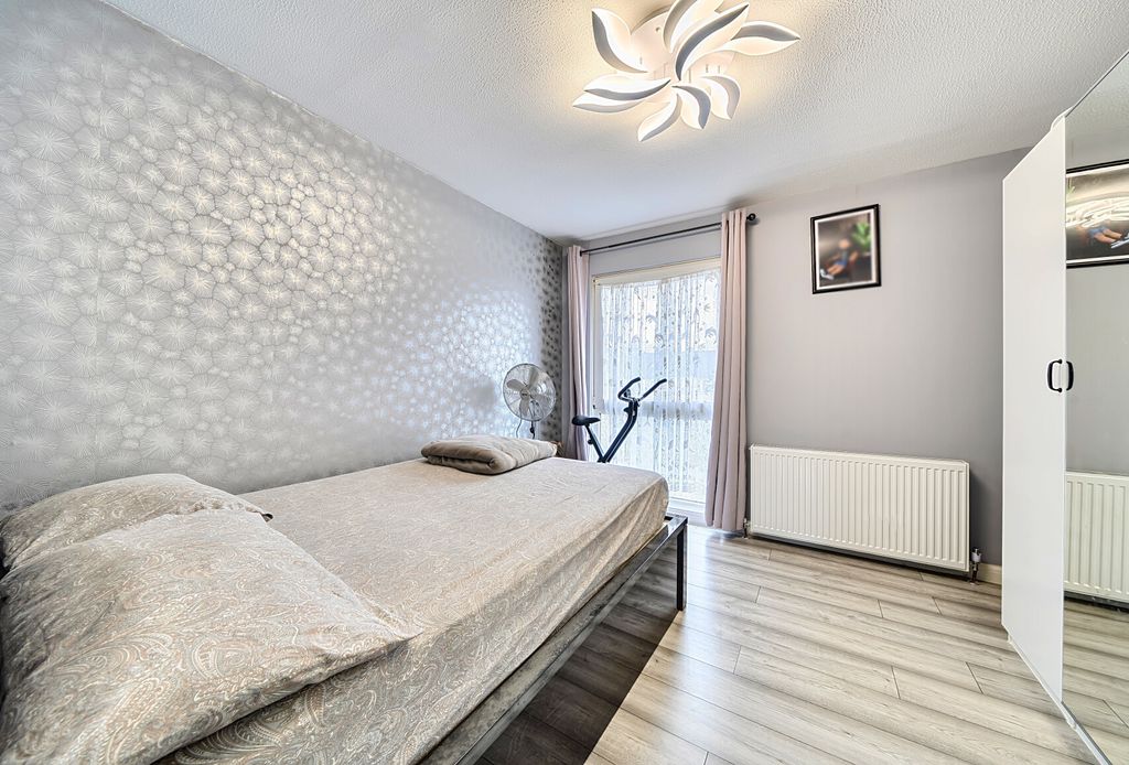 Property photo 3 of 9 1417360-11-699857...