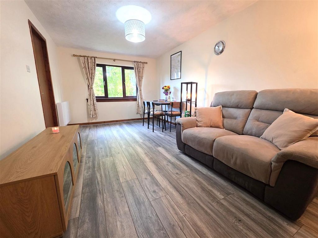 Property photo 2 of 17 Lounge