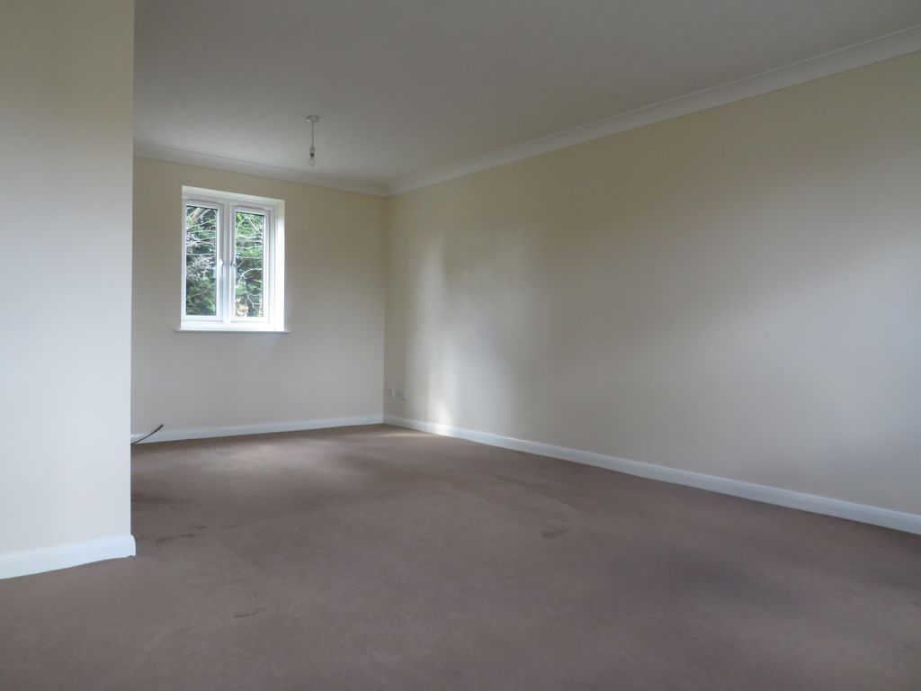 Property photo 3 of 6 Living Room