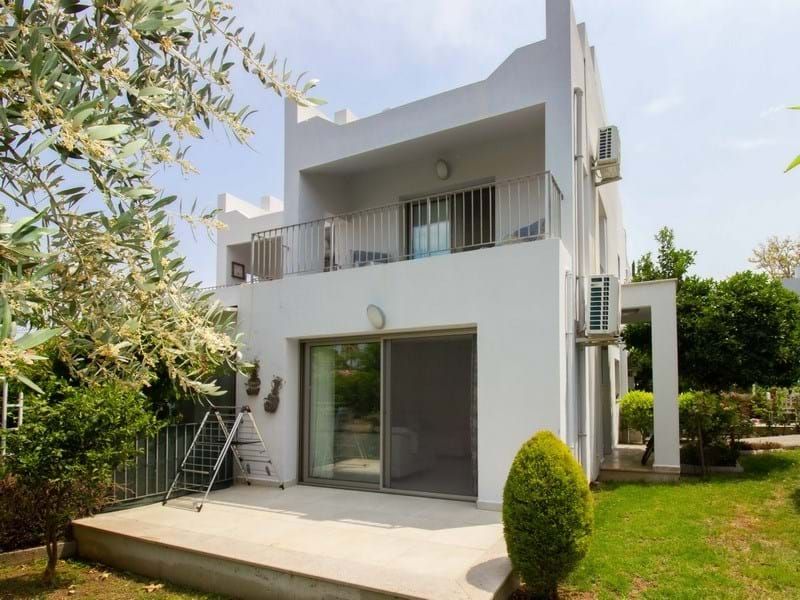 Property photo 2 of 23 3-Bedroom Resale Semidetached Villa + Communal Swimming Pool + Within A Complex Image No 2
