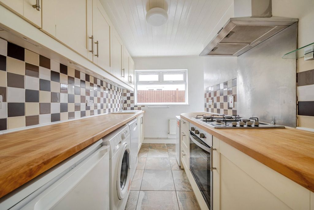 Property photo 3 of 10 Kitchen