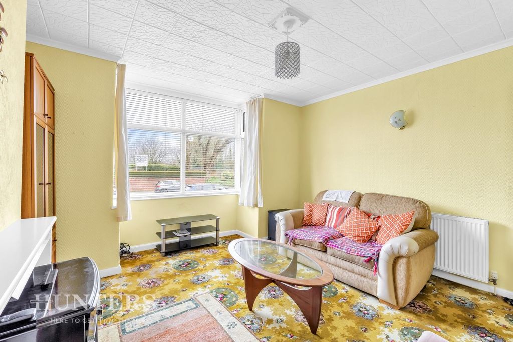 Property photo 3 of 20 Lounge