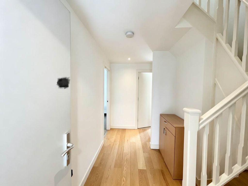 Property photo 3 of 8 Hpv_Hallway