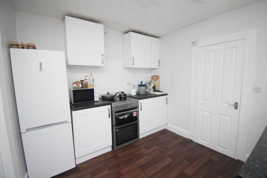 Property photo 3 of 8 Kitchen (2)