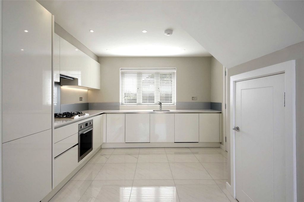 Property photo 3 of 10 Kitchen