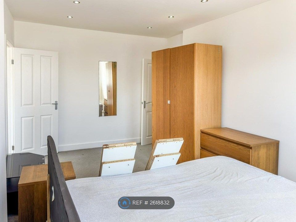 Property photo 2 of 6 Bedroom