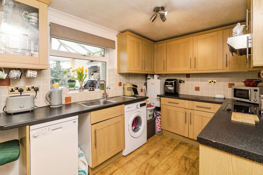 Property photo 3 of 18 Kitchen