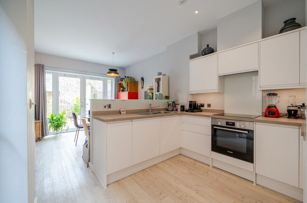Property photo 3 of 16 1446983-20-69E0c6...