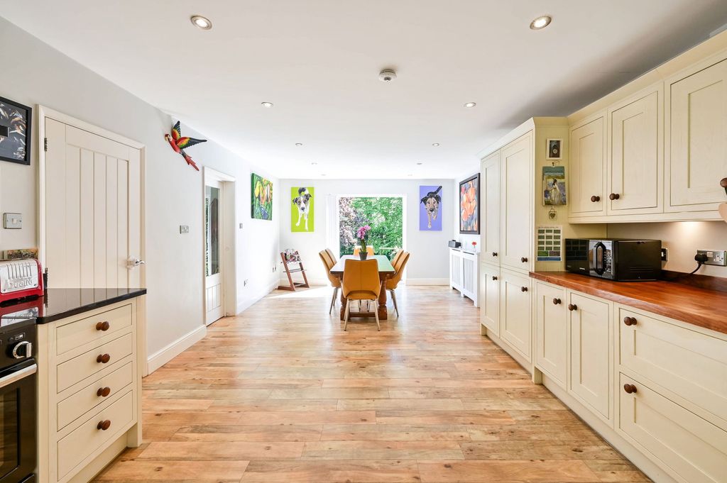 Property photo 2 of 32