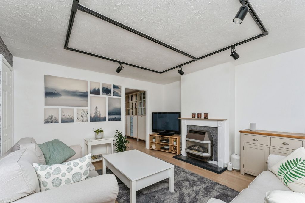 Property photo 2 of 17 Lounge