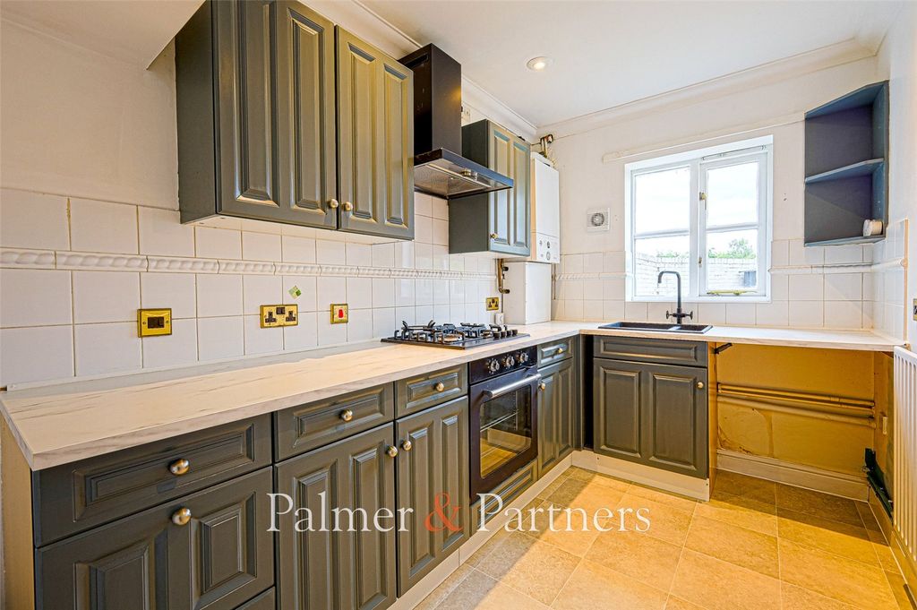 Property photo 3 of 8 Kitchen