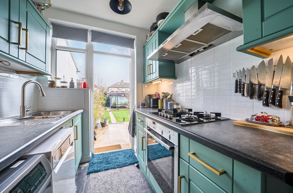 Property photo 3 of 17 1405396-10-698665...