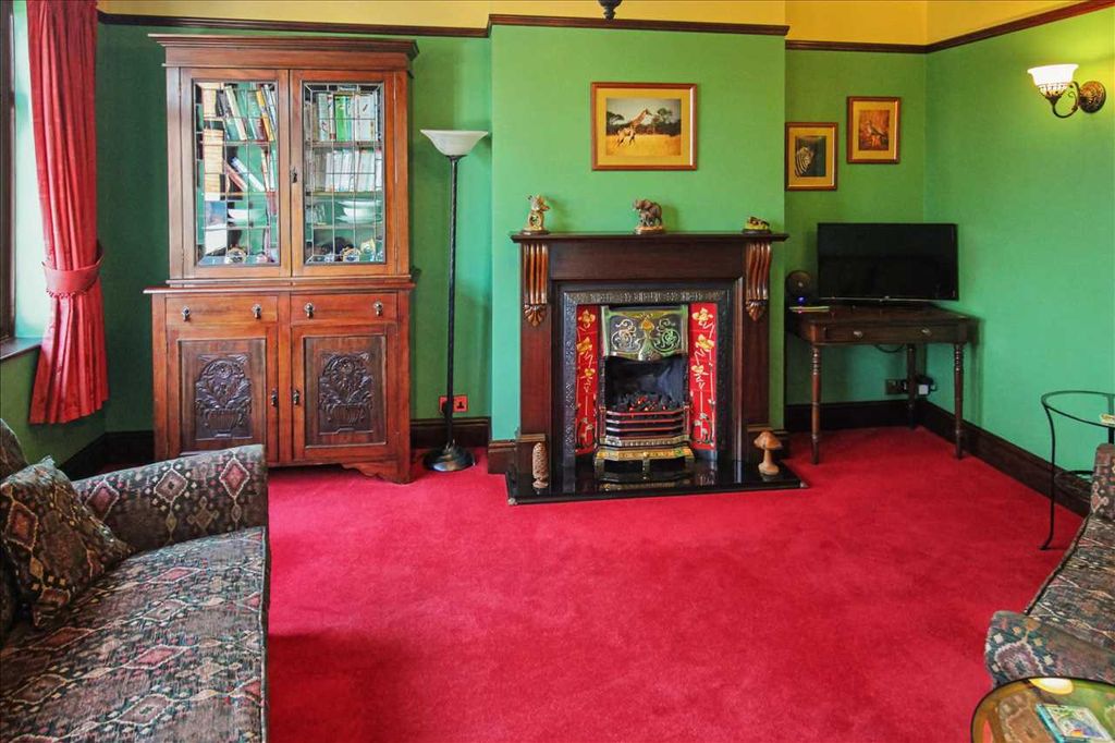 Property photo 3 of 28 Lounge