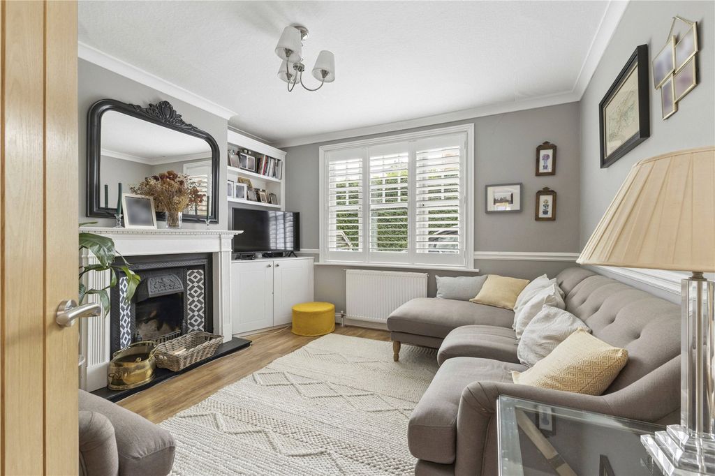 Property photo 2 of 18 Sitting Room