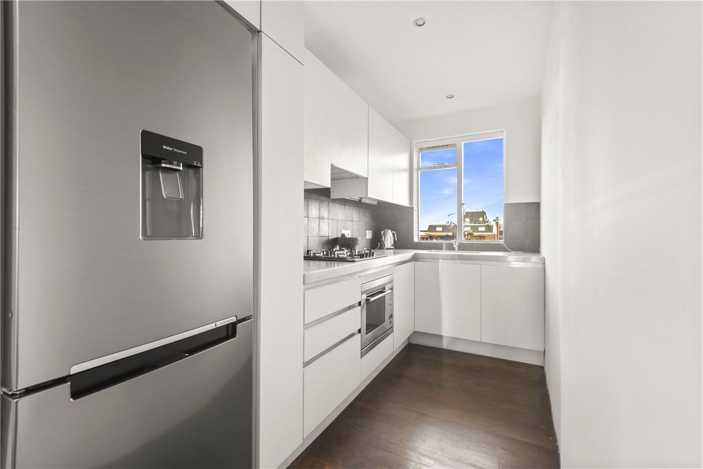 Property photo 3 of 11 Kitchen