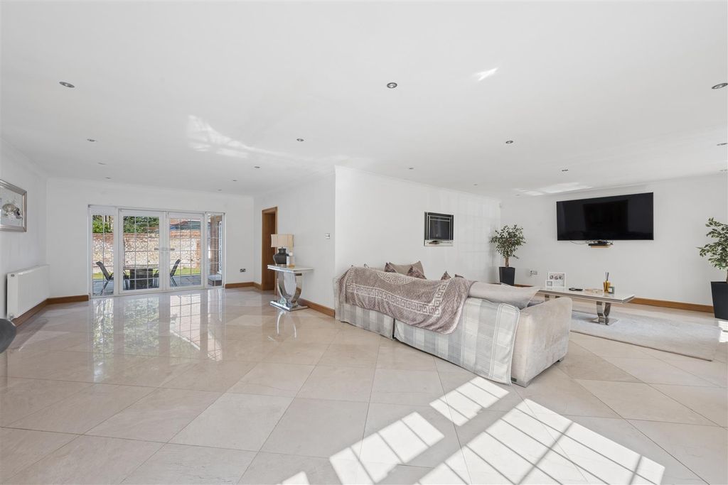 Property photo 2 of 40 L Shaped Living Room