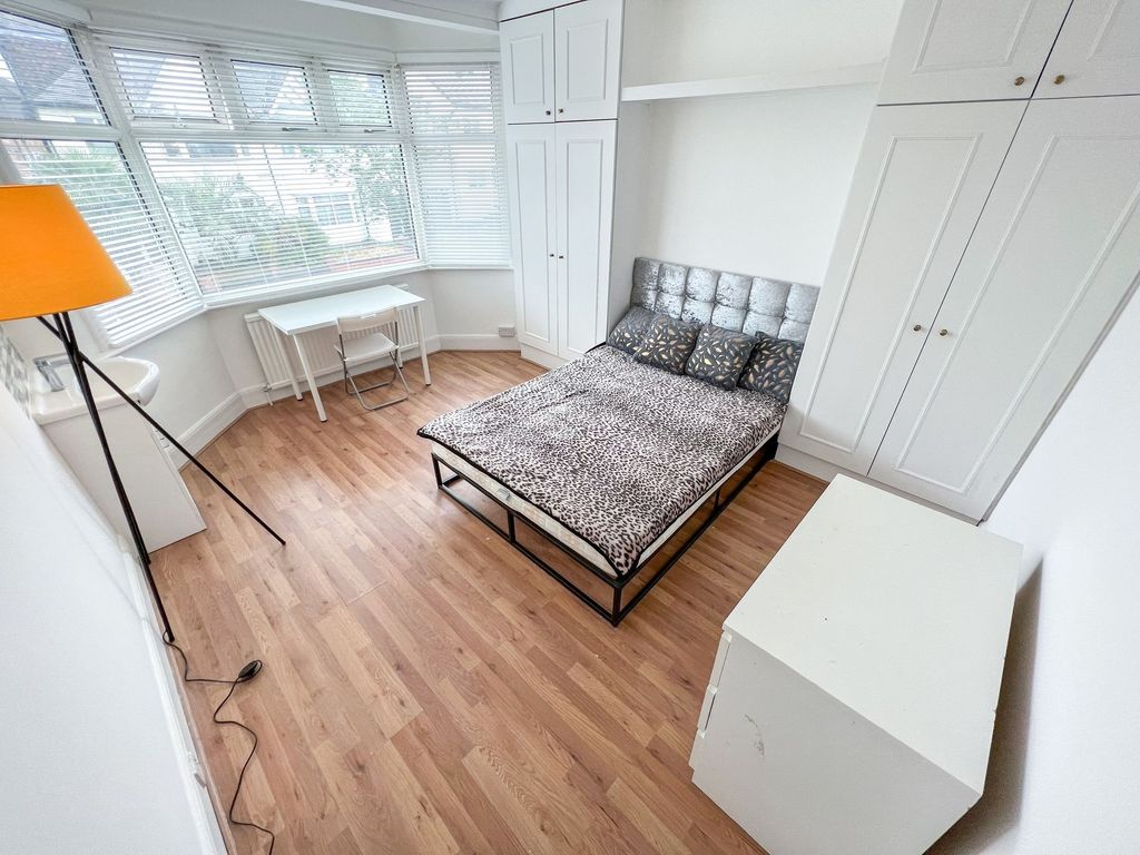 Property photo 1 of 4 Bright And Inviting Double Bedroom Featuring A Lar...