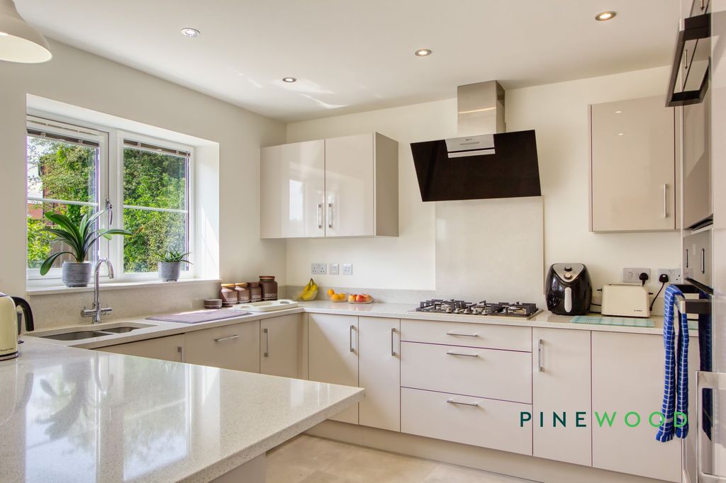 Property photo 2 of 20 Kitchen / Breakfast Room