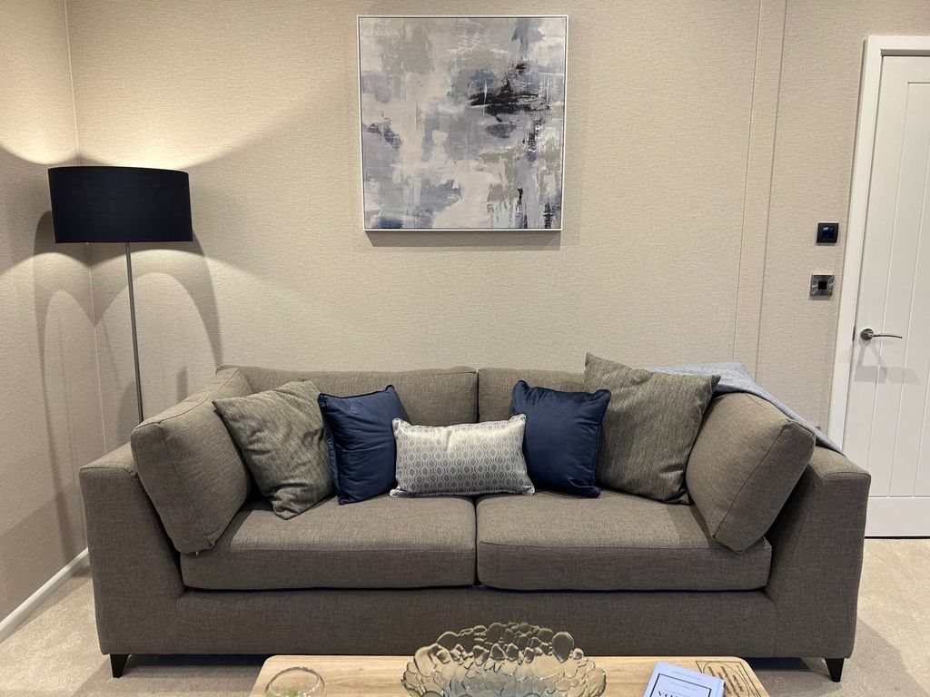 Property photo 3 of 14 Lounge