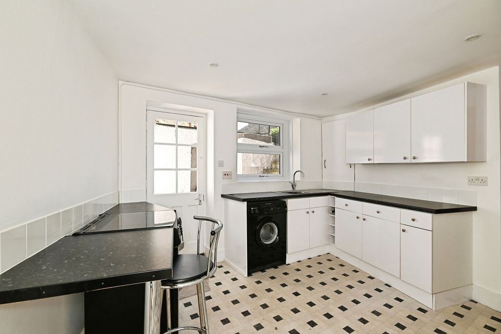 Property photo 2 of 11 Kitchen