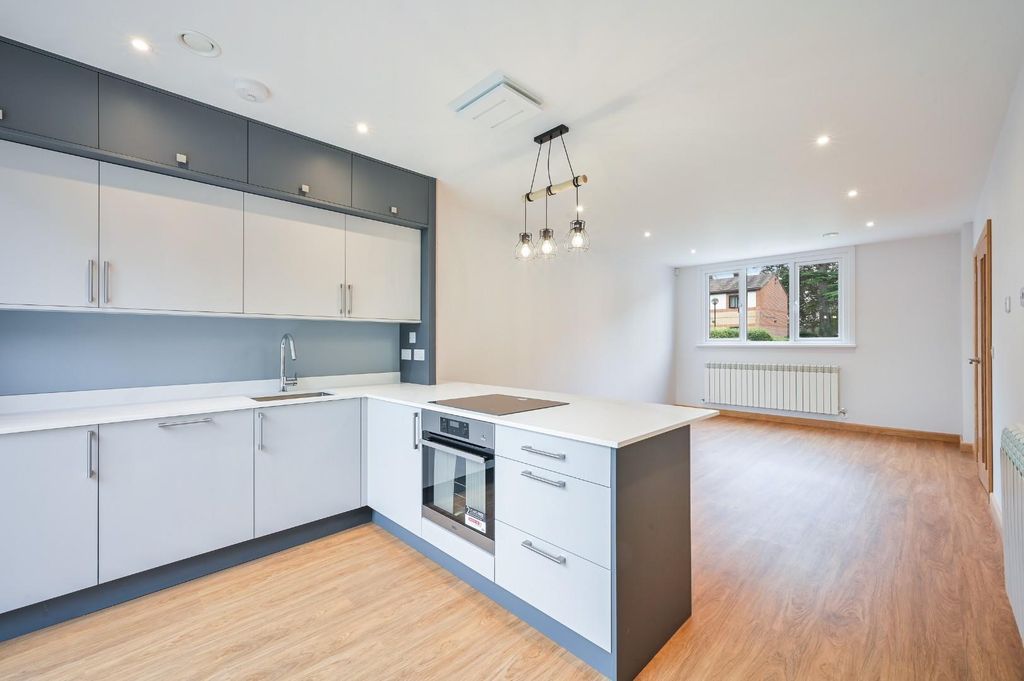 Property photo 3 of 13 Ewell Park Way,  (8).Jpg