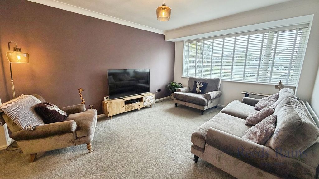 Property photo 2 of 19 Lounge