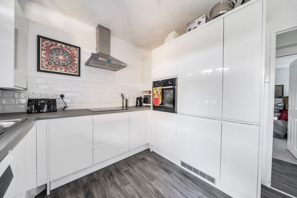 Property photo 3 of 17 Kitchen