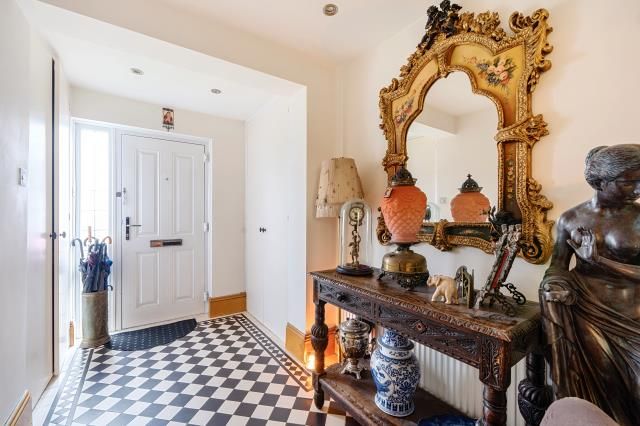 Property photo 2 of 10 Hallway