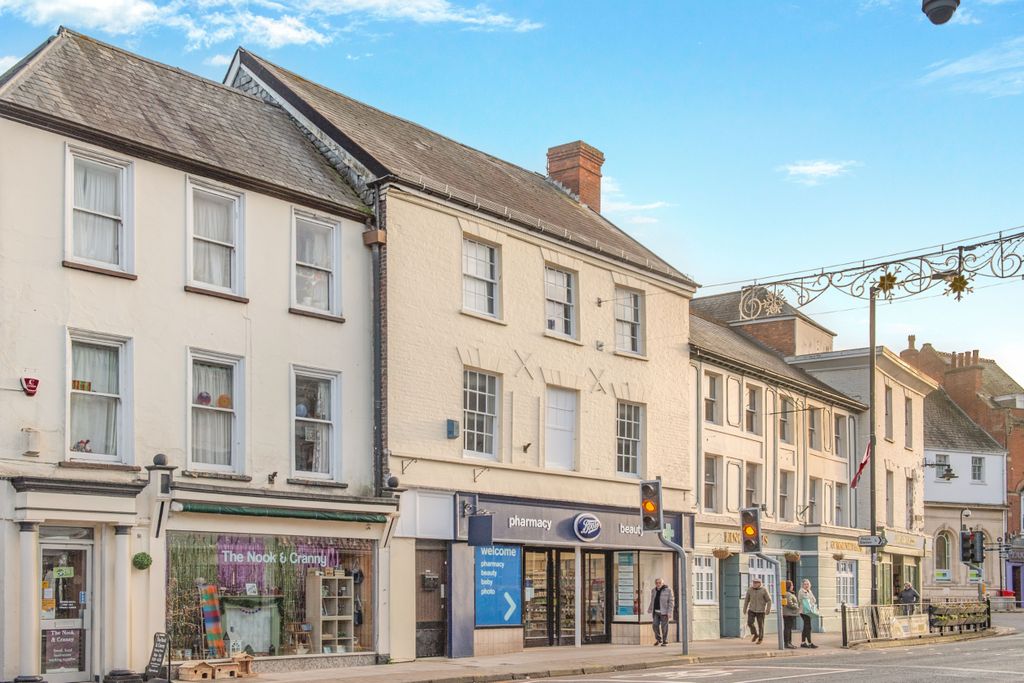 Property photo 2 of 5 6 High Street, Wellington Ta21 8Ra