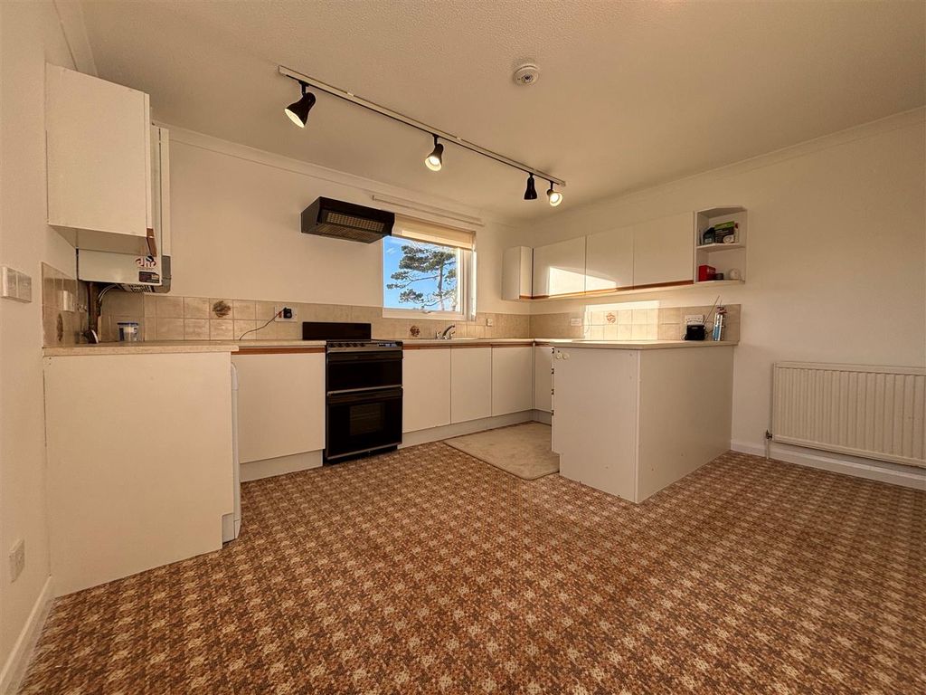 Property photo 3 of 12 Kitchen
