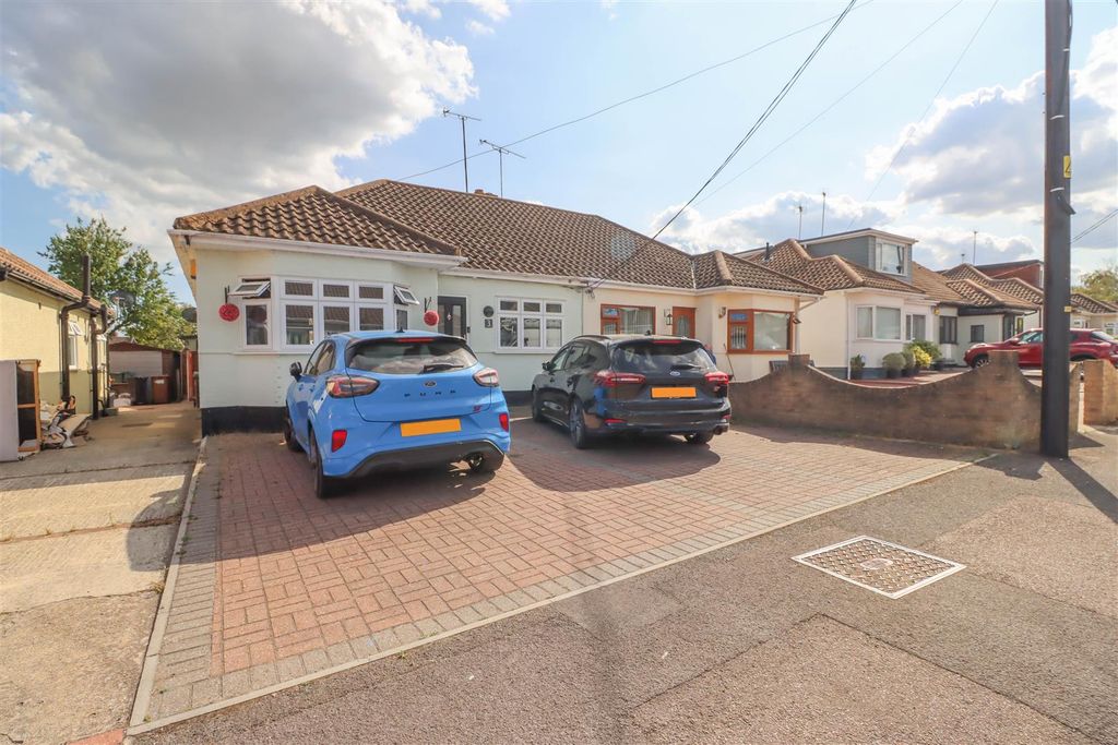Property photo 1 of 13 3 Carruthers Close Front.Jpg