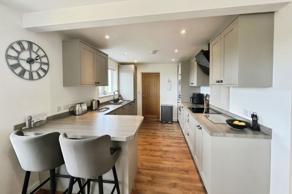 Property photo 3 of 18 Kitchen