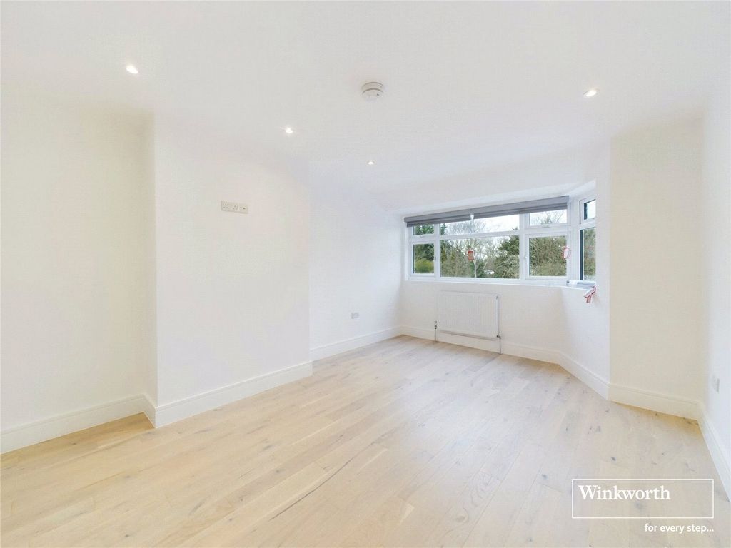 Property photo 3 of 12 Bed 2