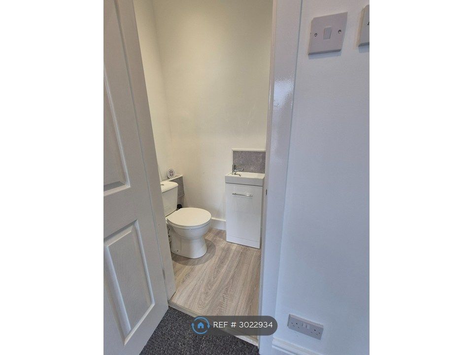 Property photo 3 of 10 Bedroom 3 En Suite Toilet