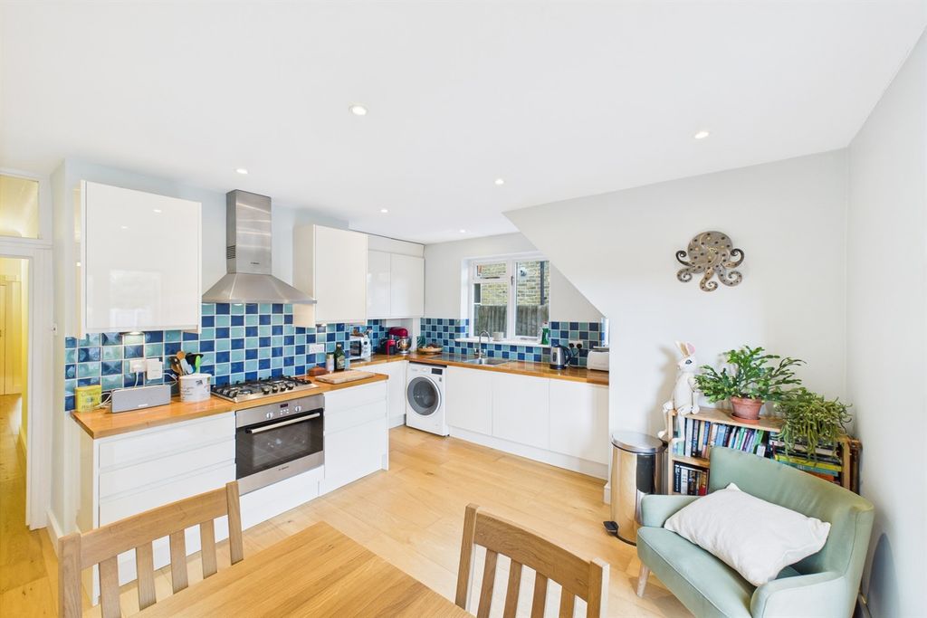 Property photo 3 of 11 Kitchen