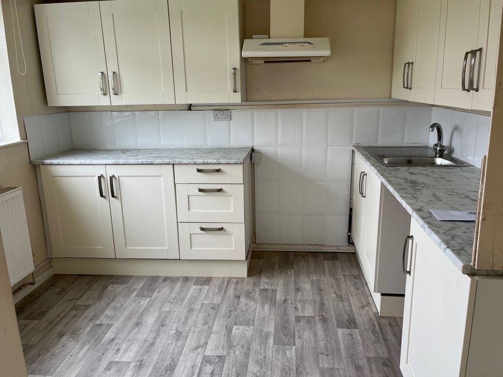 Property photo 3 of 8 Kitchen