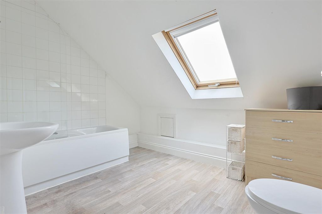 Property photo 3 of 16 Ecbf664C-98A6-4686-Ad2D-Fdb167410B64_1_201_A.Jpeg