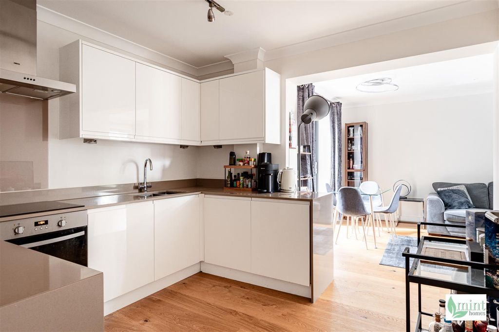 Property photo 2 of 11 Globe House - Watermark-5.Jpg