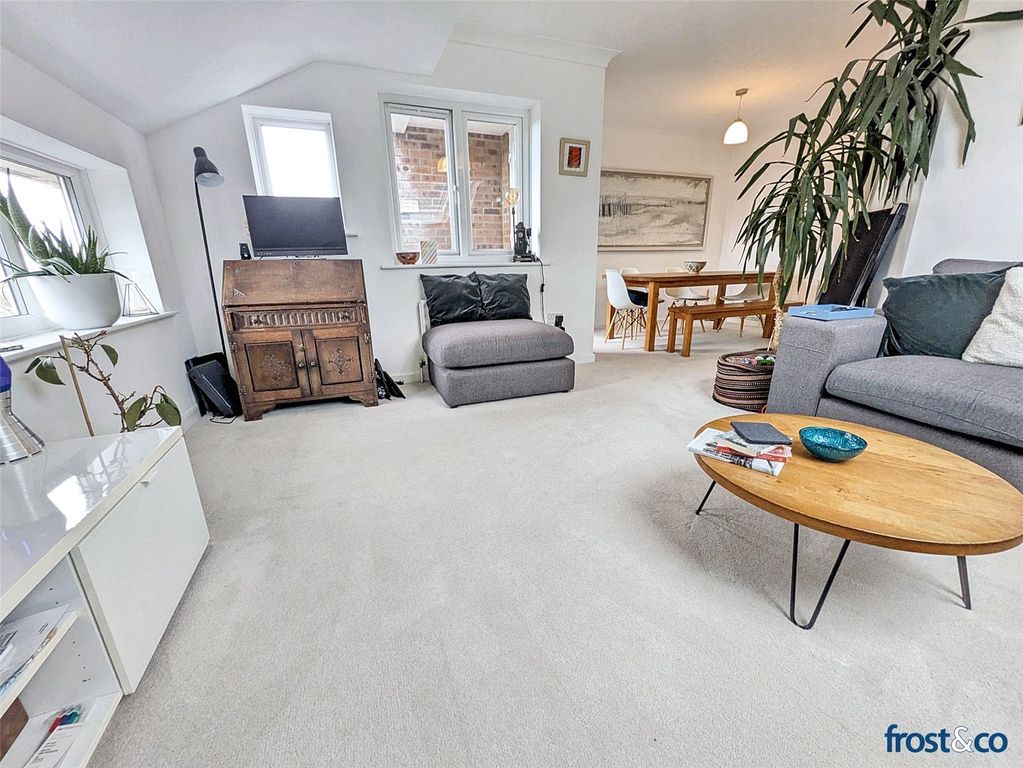 Property photo 3 of 14 Lounge