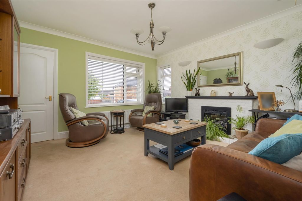 Property photo 2 of 15 Millstrood Road, Whitstable