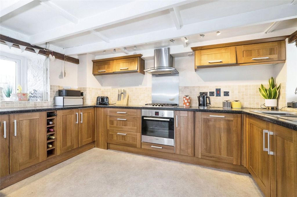 Property photo 3 of 17 Kitchen