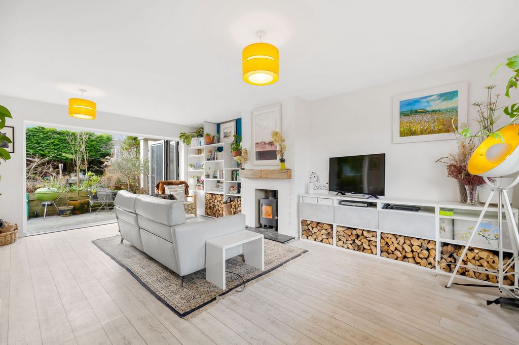 Property photo 2 of 20