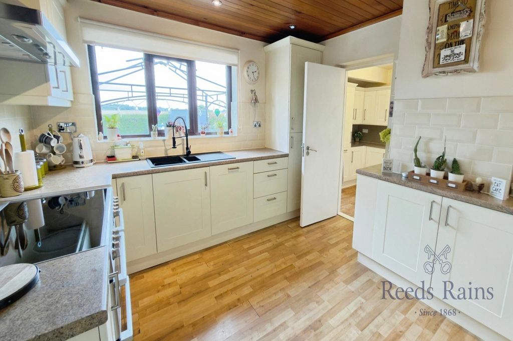 Property photo 3 of 18 Kitchen